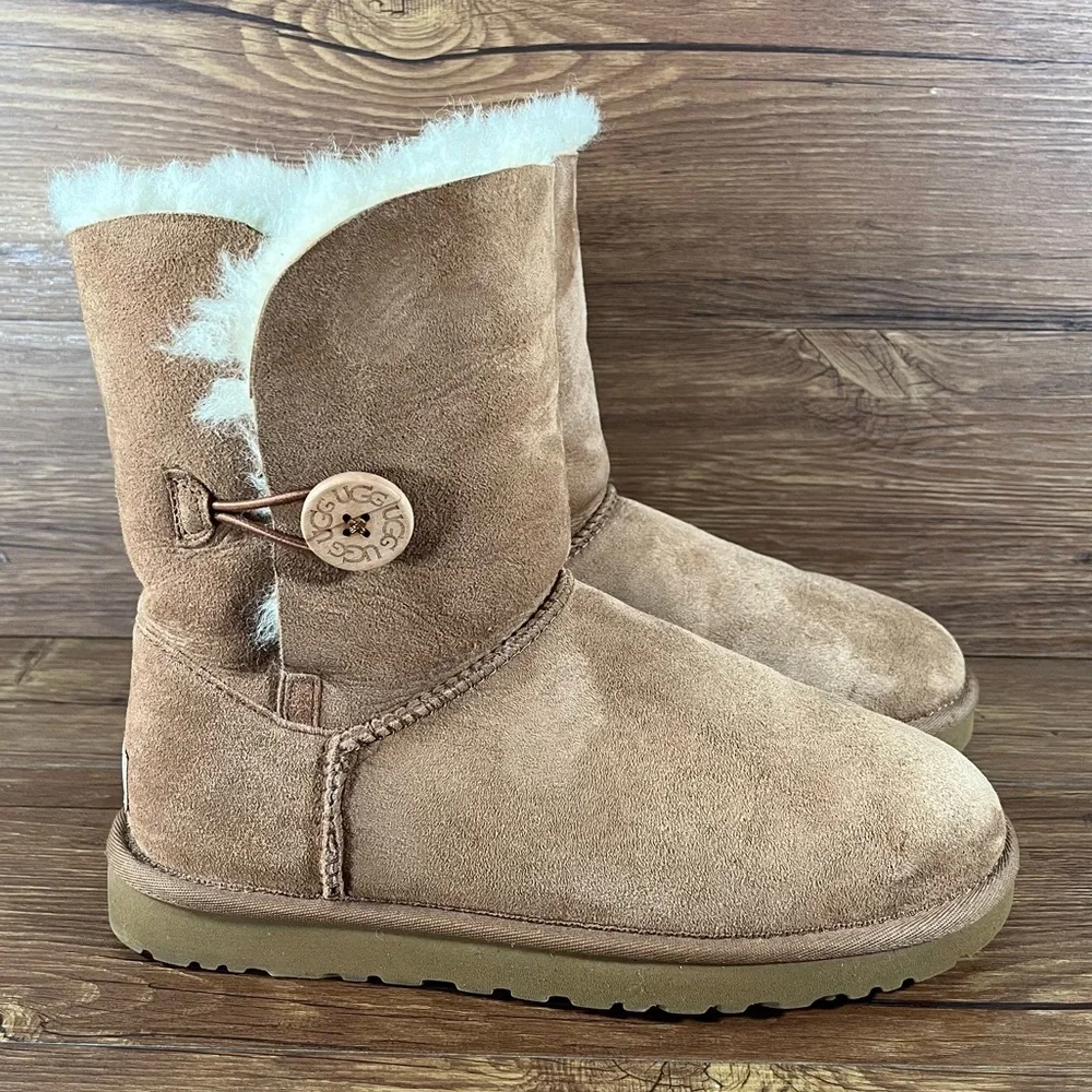 UGG BAILEY BUTTON Brown Suede Winter Boots Women’s Size 9 Shoes
